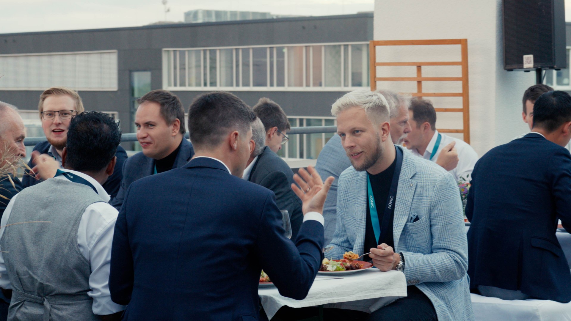 Abendessen und Austausch auf der Dachterrasse