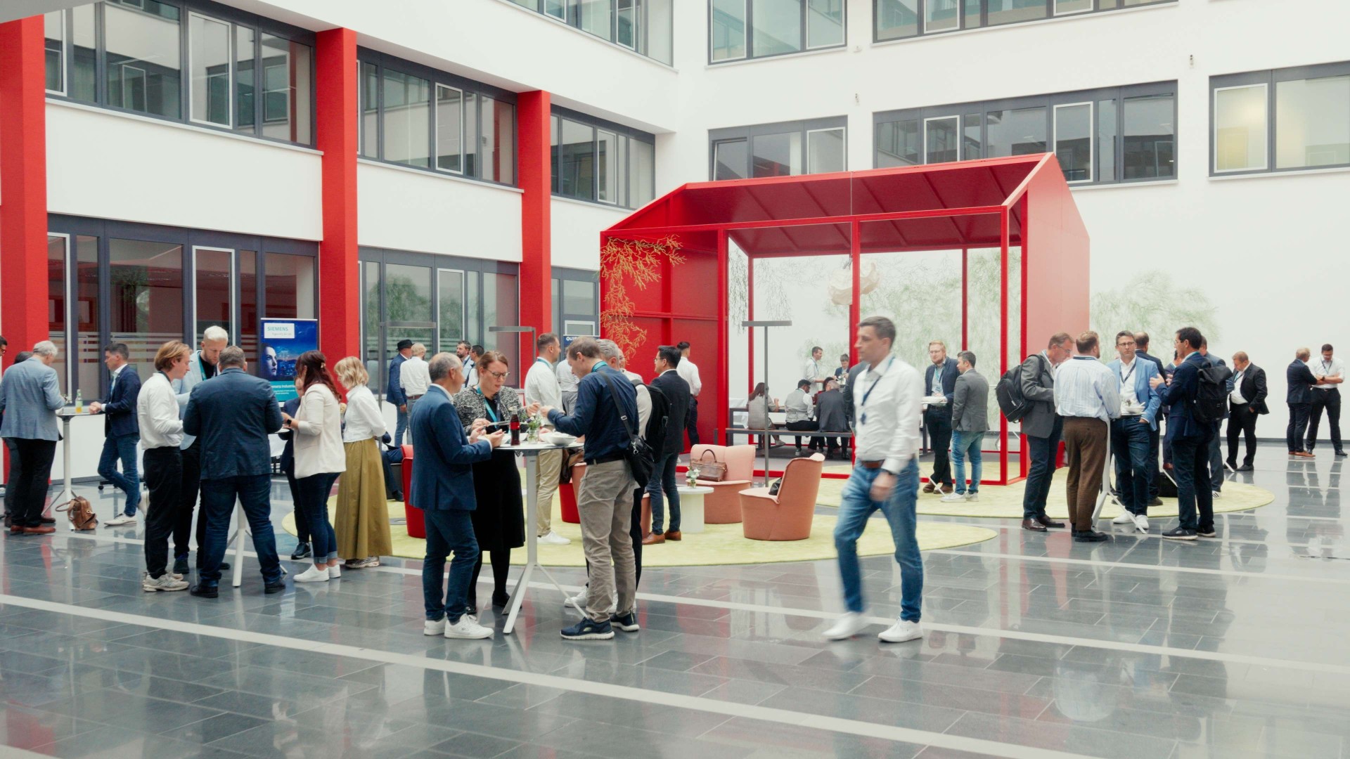 Networking im Foyer beim IT/OT Summit