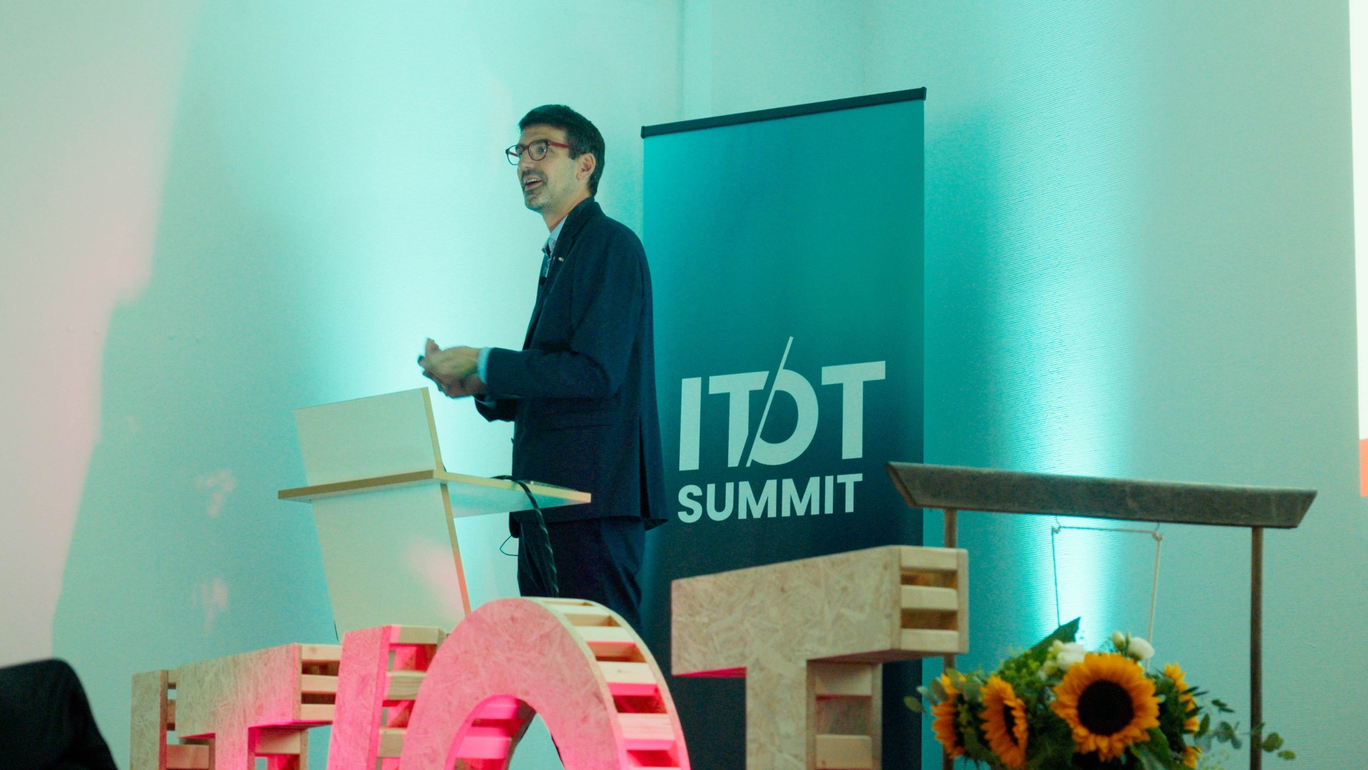 Speaker auf der IT/OT Summit Bühne