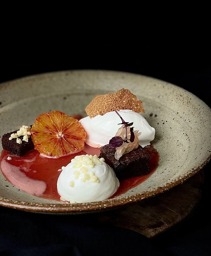 Kunstvoll angerichtetes Dessert