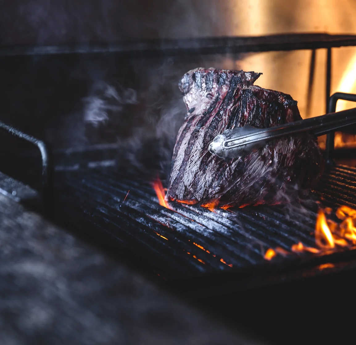 Live Cooking am Grill mit Flammen