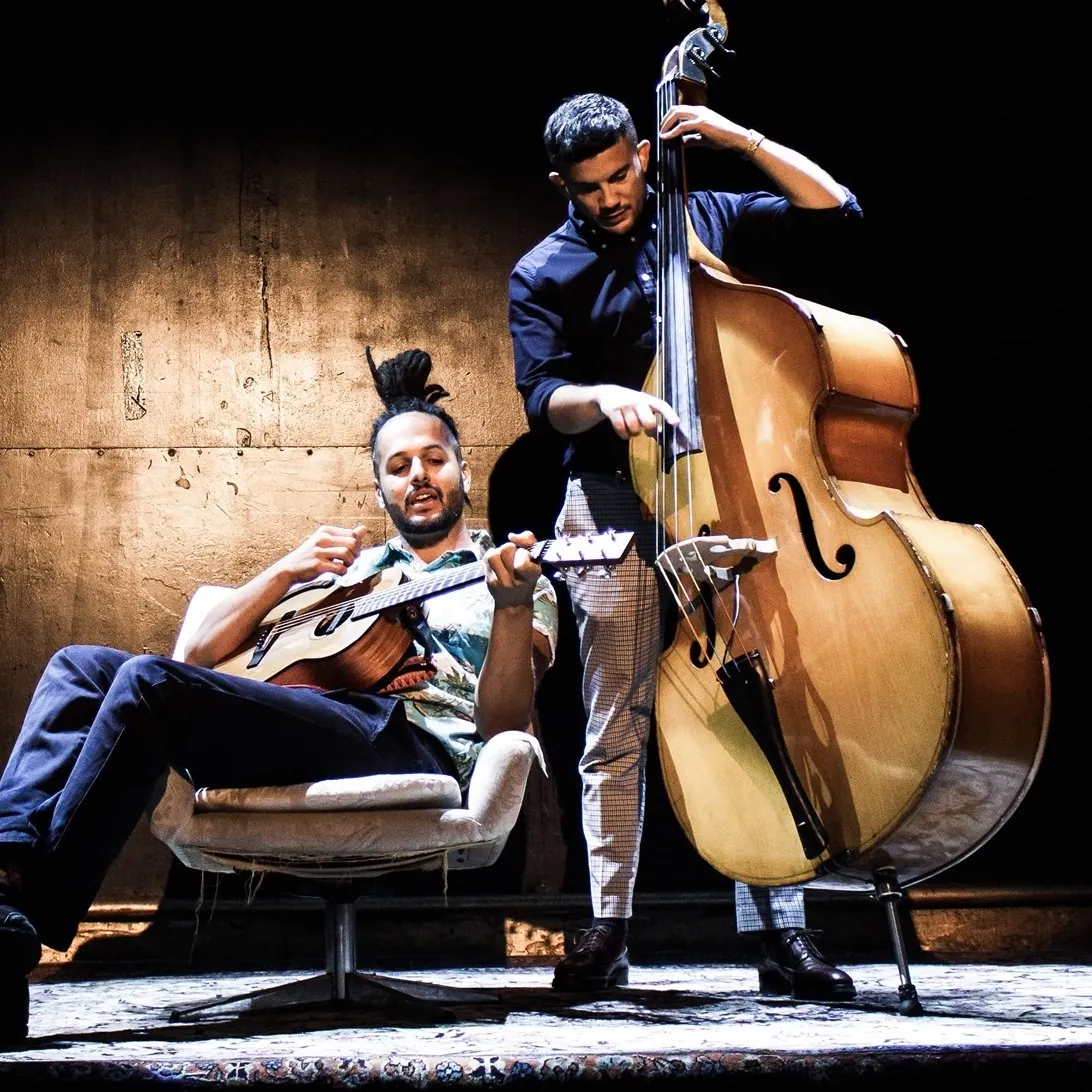 Live-Musiker mit Gitarre und Kontrabass auf der Bühne