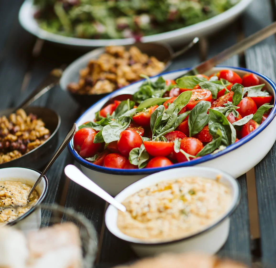 Frische Salate und kulinarische Highlights am Buffet